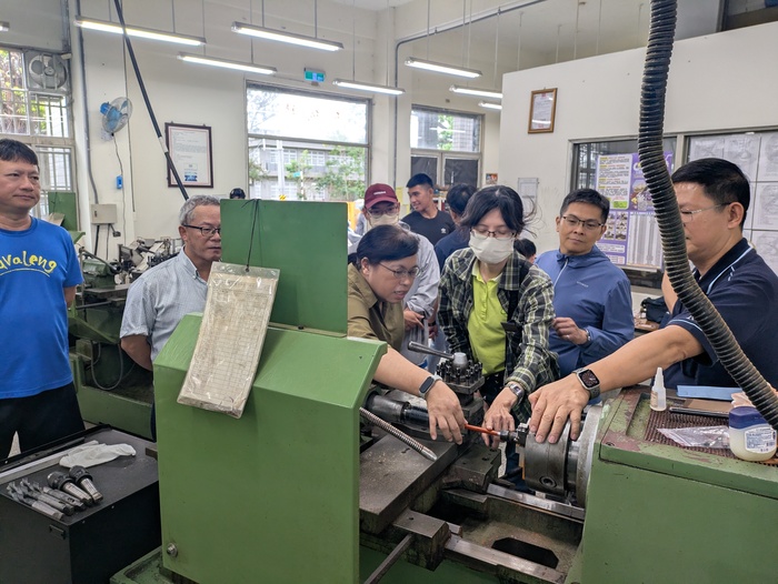 【1140425】機械科辦理教師研習，匠心獨具研磨原木手工筆圖片