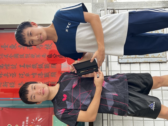 【1150612】技藝傳承、兄弟同心！東專高職部機械科完免新生報到，哥哥何惕明致贈手工筆歡迎親弟何惕亮入學圖片
