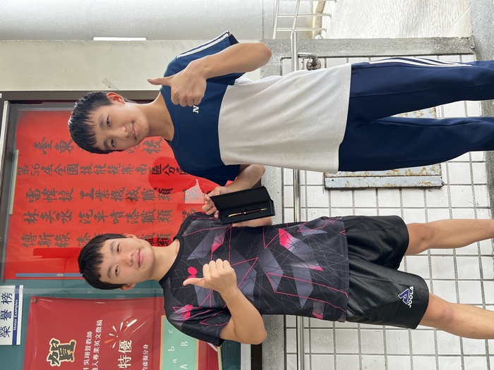 【1150612】技藝傳承、兄弟同心！東專高職部機械科完免新生報到，哥哥何惕明致贈手工筆歡迎親弟何惕亮入學圖片